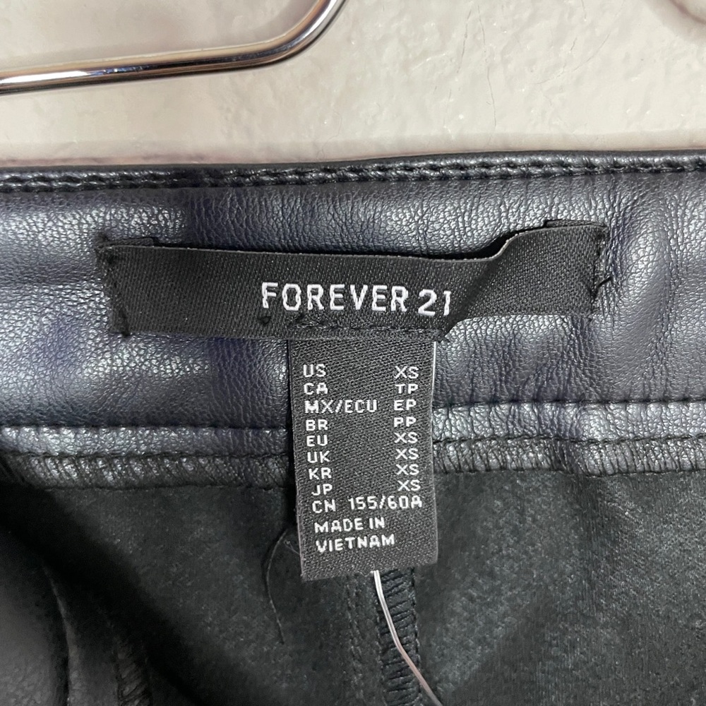 Forever 21 Faux Leather Pants Size XS - Picture 5 of 11